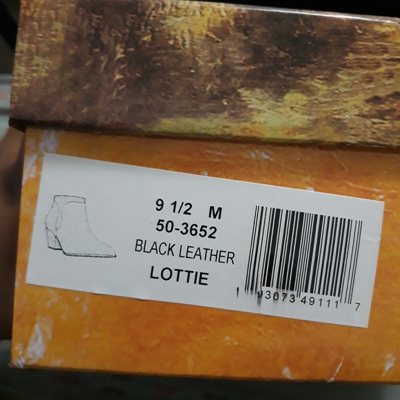 Like New in Box Bella Vita Lottie Chelsea Boot in a 9.5M - Picture 9 of 9